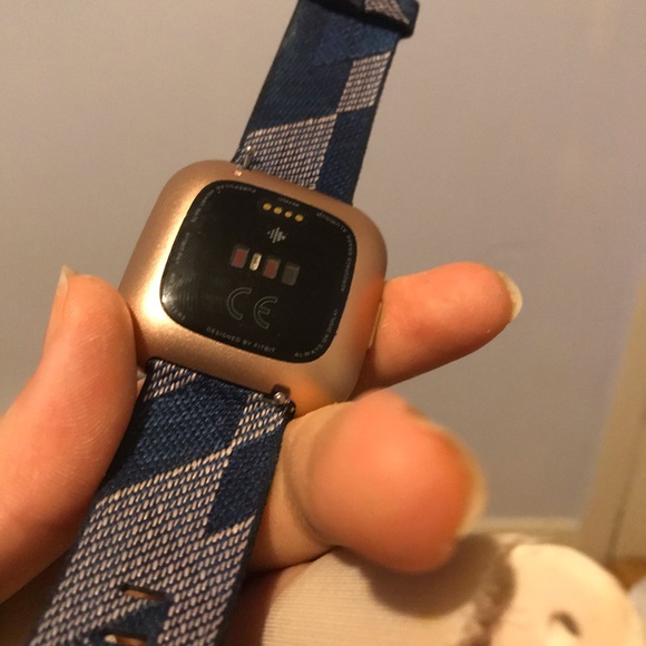 🌸🌸SOLD🌸🌸Fitbit Versa 2 watch with charger - Picture 3 of 4